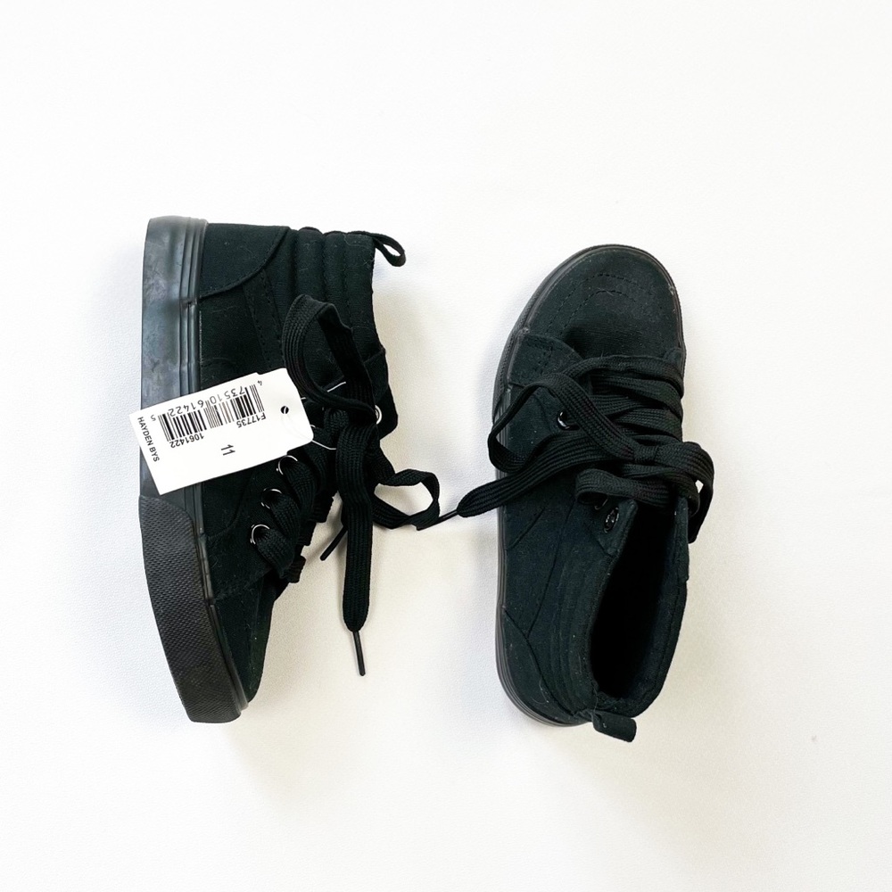 NWT Toddler 11 Black Sneakers
